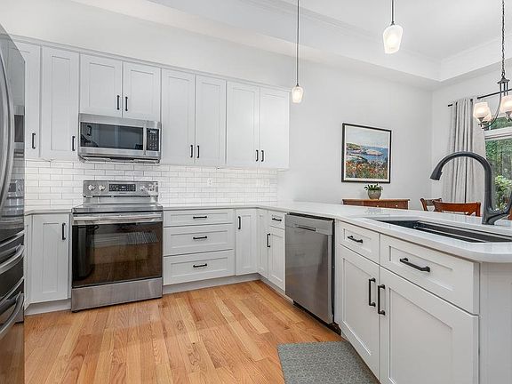 3rd image of 61 Clearwater Drive