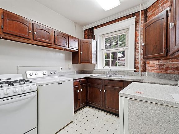 4th image of 940 Gates Ave #3C