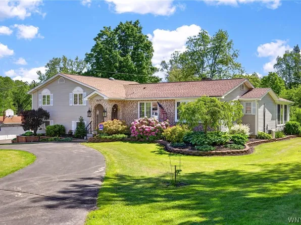 7675 Charles Dr, Hamburg, NY 14075