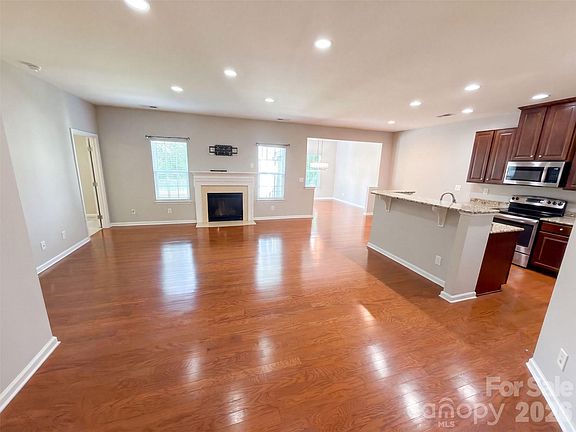 3rd image of 1006 Oakmere Rd