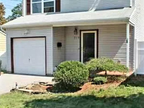 319 Church St, Belford, NJ 07718