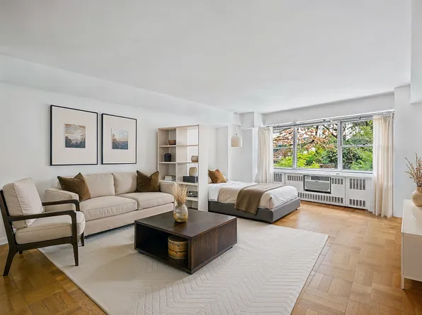 333 East 46th Street image 2 of 4