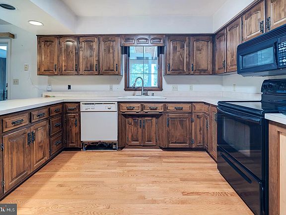 5th image of 18041 Hickory Ln