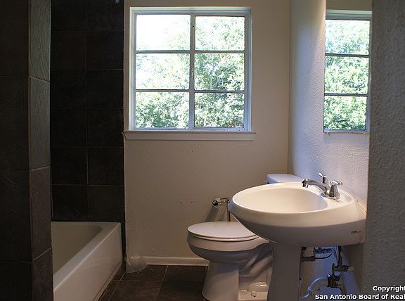 5th image of 631 Sumner Dr