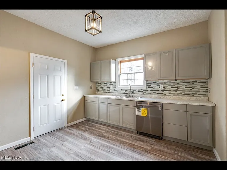 434 E Summit St — Photo 4