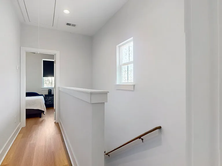 2045 Arbutus Ave — Photo 10