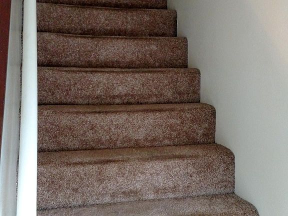 STAIR CASE FROM THE KITCHEN TO THE UPSTAIRS BEDROOMS AND BATHROOM. LINEN CLOSET ALSO.