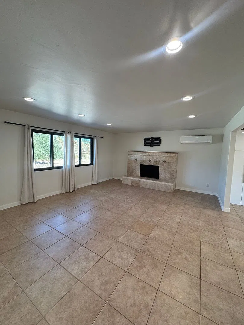 Newly Remodeled Country Setting 3/2 Home In Millville, Ca — Photo 4