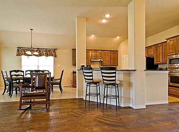 4th image of 5735 Chateau Dr