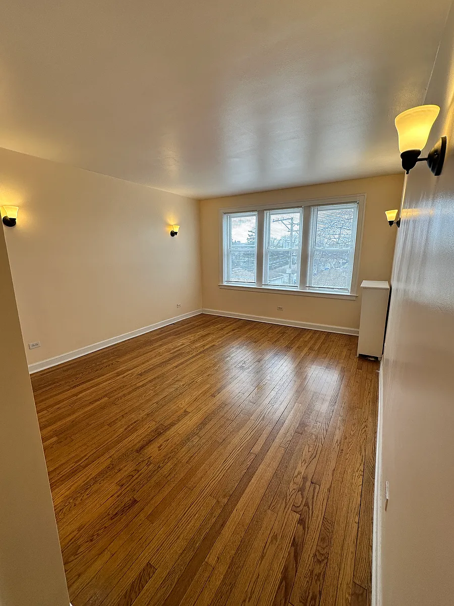 Building Photo - 3349 N Lamon Ave #2