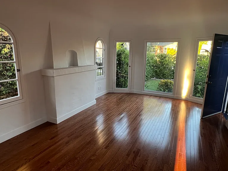 1025 S Curson Ave — Photo 2