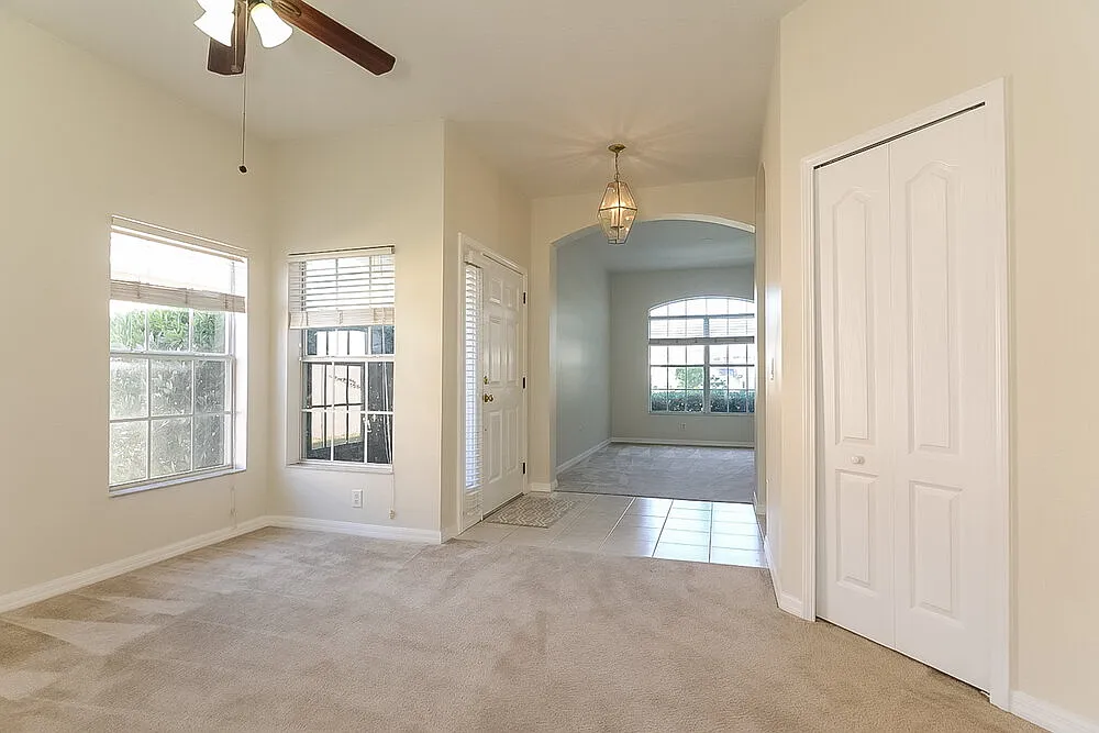 3 bed, 2.0 bath, 1819 sqft, $2,285 — Photo 2