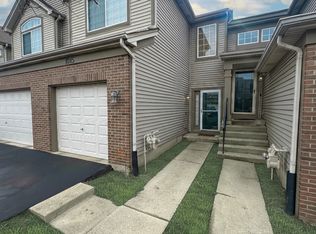 1015 Woodview Ct, Aurora, IL 60502