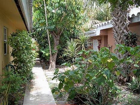 3rd image of 4605 Poinciana St #South