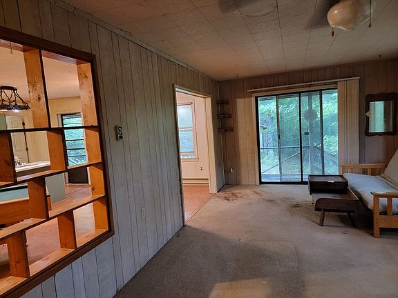 4th image of 226 Glass Shanty Cir