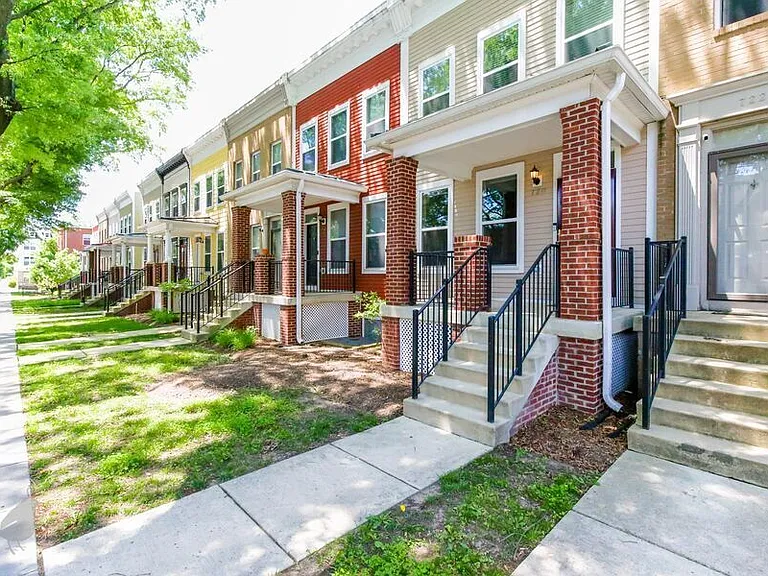720 Barnes St NE — Photo 1