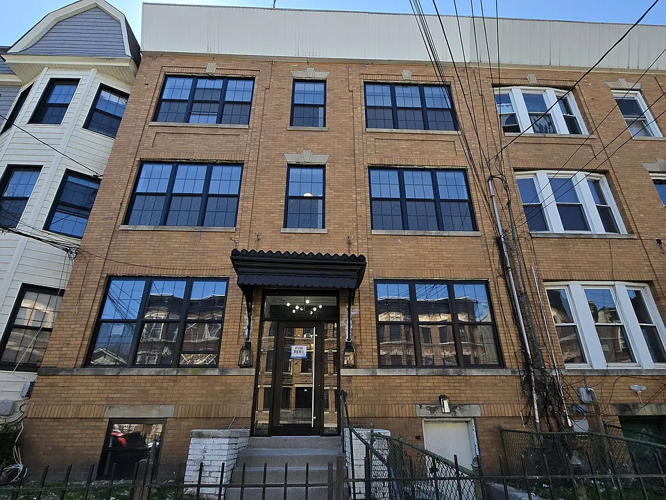 81 Bostwick Ave #3RA