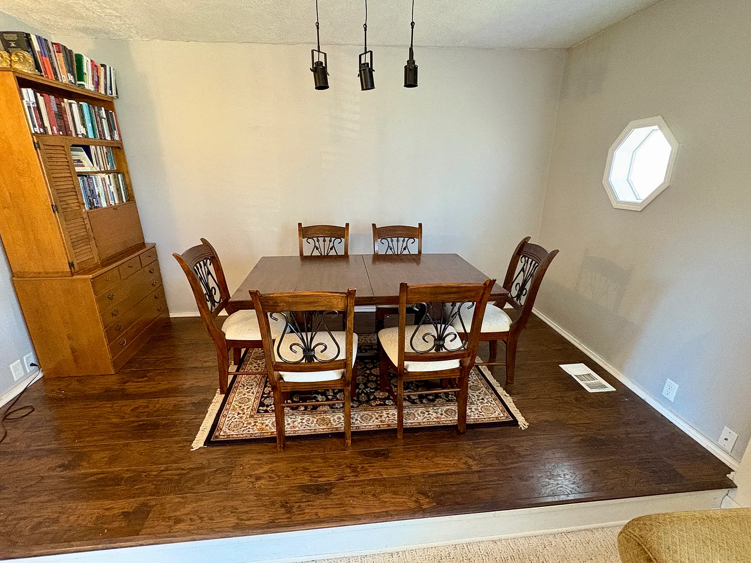 4 bed, 1901 sqft, $2,000 — Photo 3