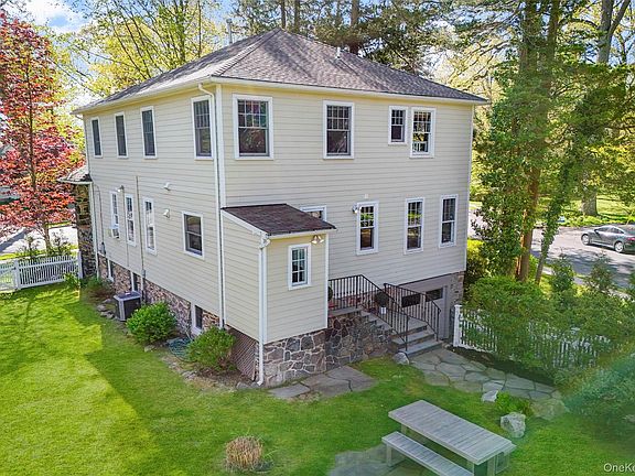 3rd image of 225 Rockingstone Avenue
