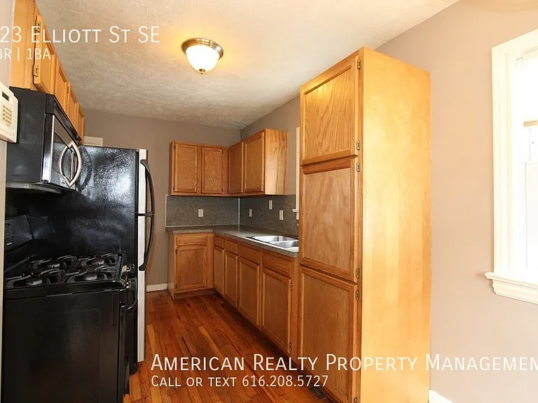 923 Elliott St SE — Photo 2