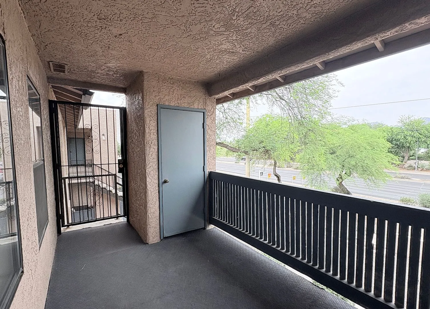 Lovely 2 Bedroom Condominium **Move In Special 1/2 Off First Months Rents** — Photo 4