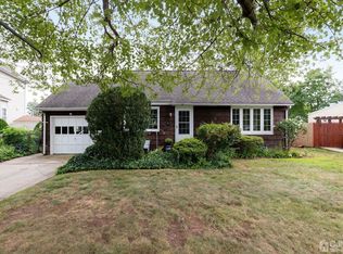 6 Canterbury Ln, Colonia, NJ