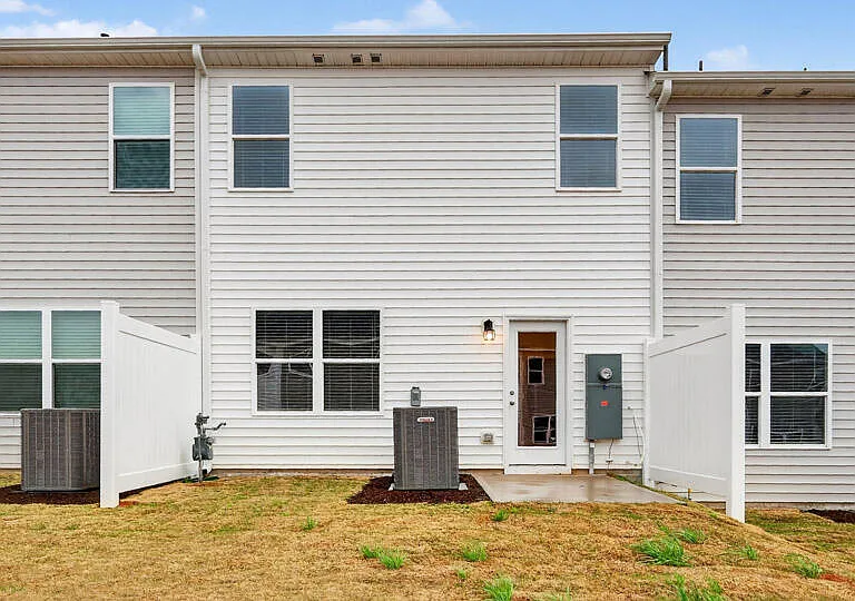 128 Starlight St — Photo 2