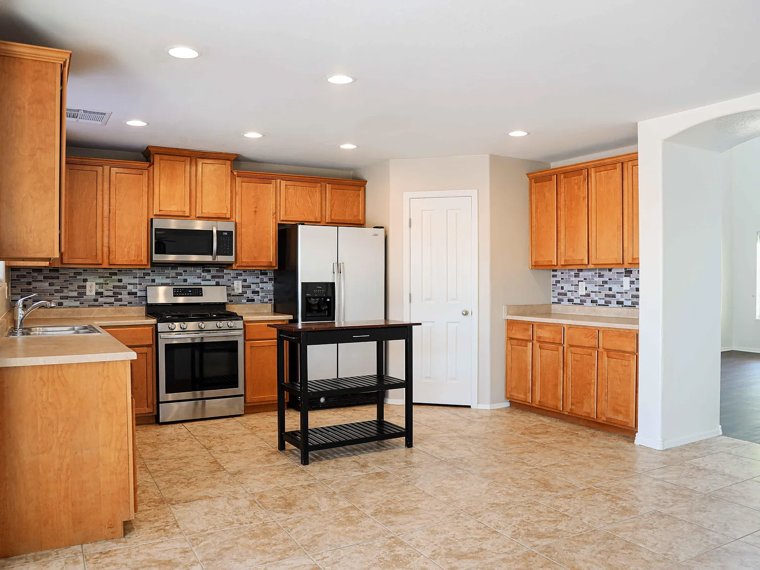 4 bed, 3.0 bath, 2427 sqft, $1,131 — Photo 4