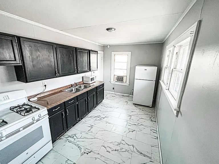 171 S Pence Ave — Photo 2
