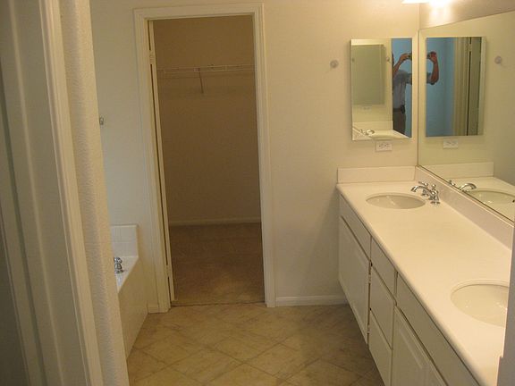 3rd image of 460 Whitby Gln