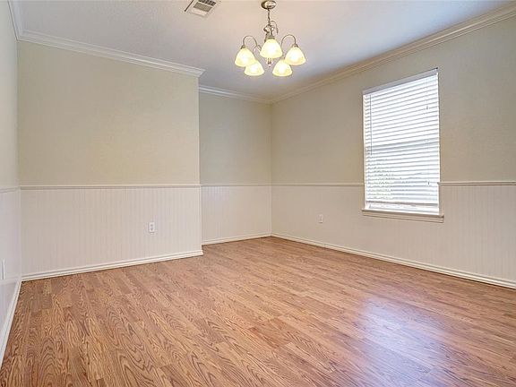 5th image of 610 Shady Oaks Dr