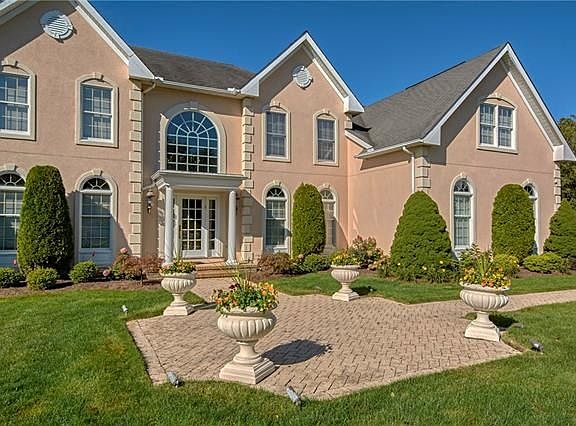 2nd image of 10 Hillair Ct