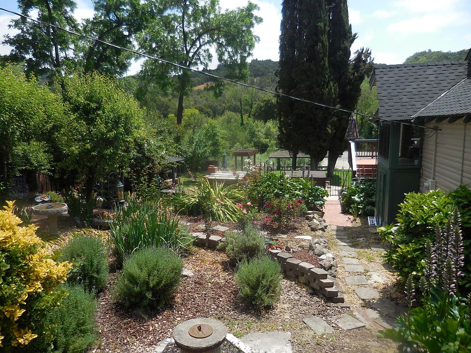 Sideyard with spa, pizza oven, BBQ and much more