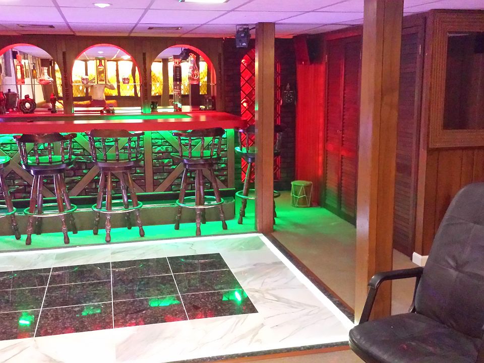 Big and nice bar!!