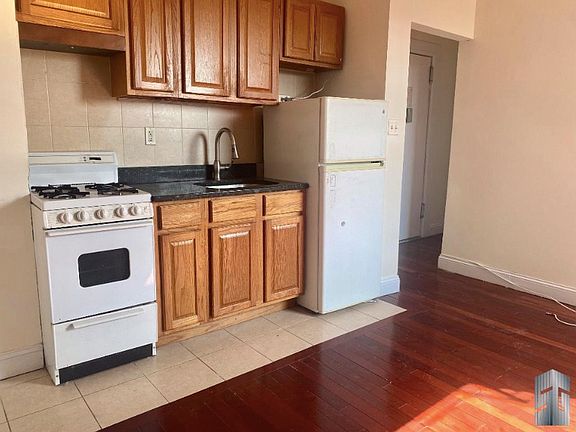 2nd image of 568 Pacific St APT 5B