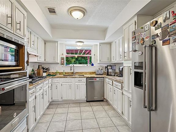 4th image of 565 Barbara Pl