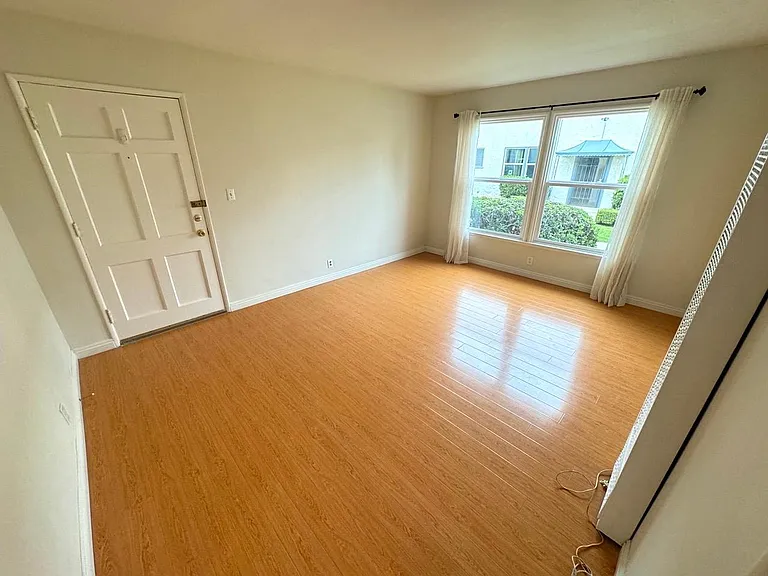 835 Bay St #1 — Photo 37