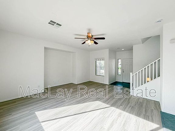 3rd image of 1009 E Iris Dr