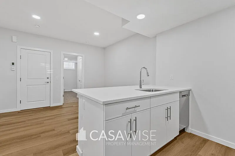 2 bed, 1.0 bath, 554 sqft, $1,200 — Photo 2