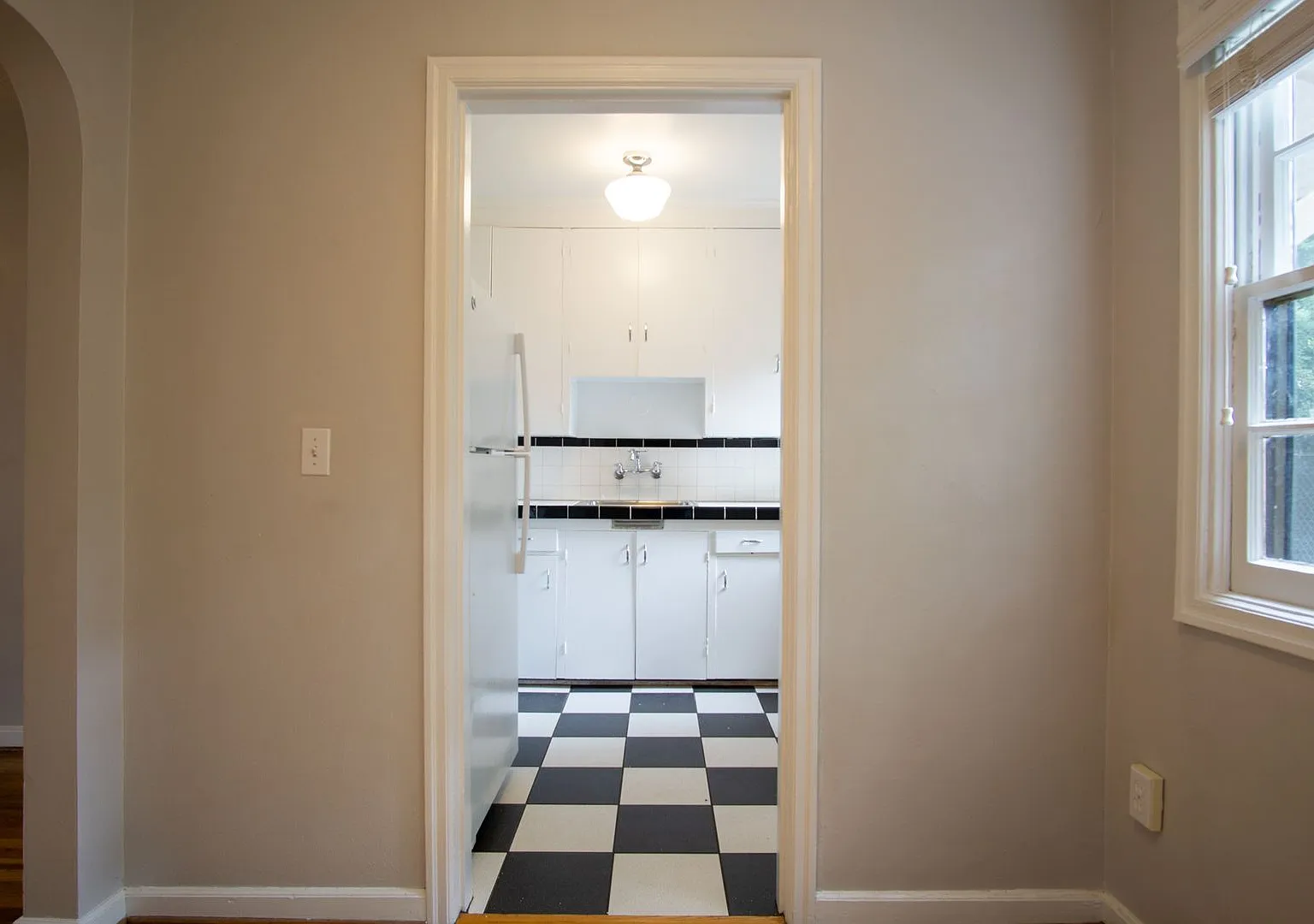 Charming NW 1-Bed Ready Now! — Photo 1