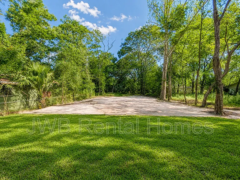 3267 Broadway Ave — Photo 14
