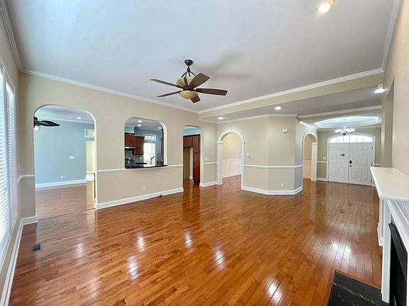 Family Room --11 foot ceiling
