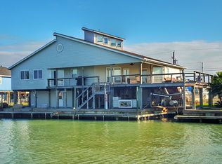 565 Palmetto Point Rd, Rockport, TX 78382