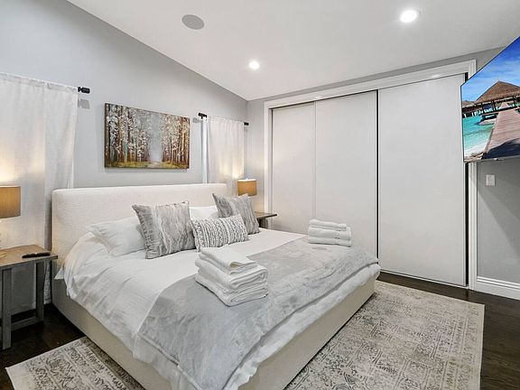 4th image of 111 N Beverly Glen Blvd