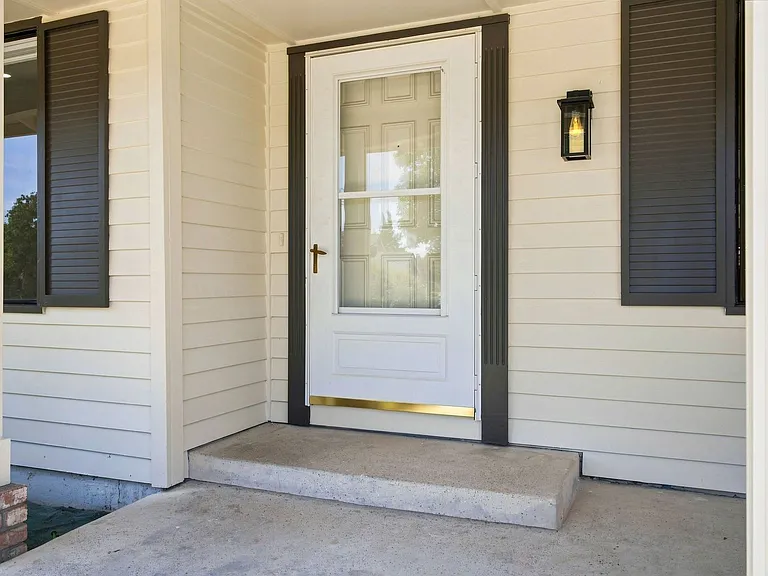 800 Locust Dr — Photo 5