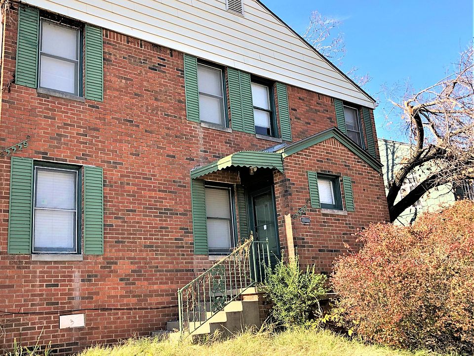 Front entrance to 2231 Gatewood.