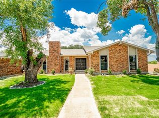 1800 Tree Line Dr, Carrollton, TX 75007