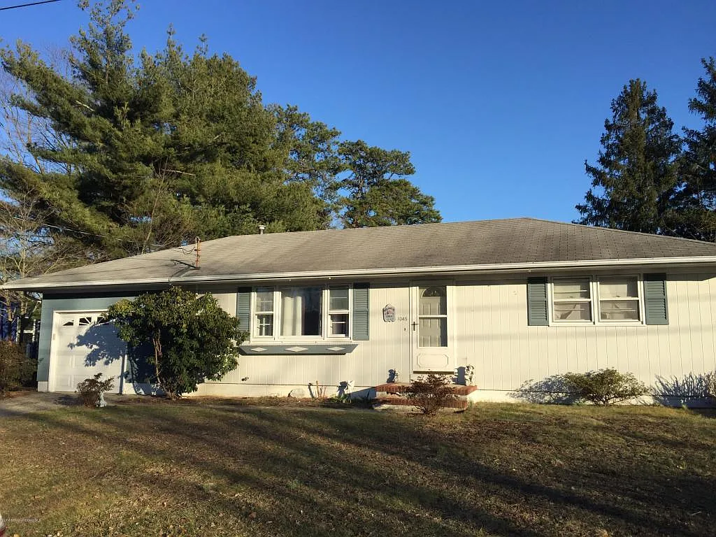 1045 Ship Ave photo 1