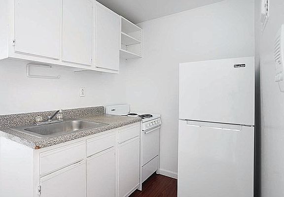 5th image of 236 E 3rd St #4B