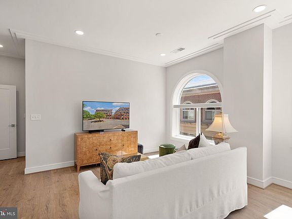 5th image of 625 Slaters Ln #401